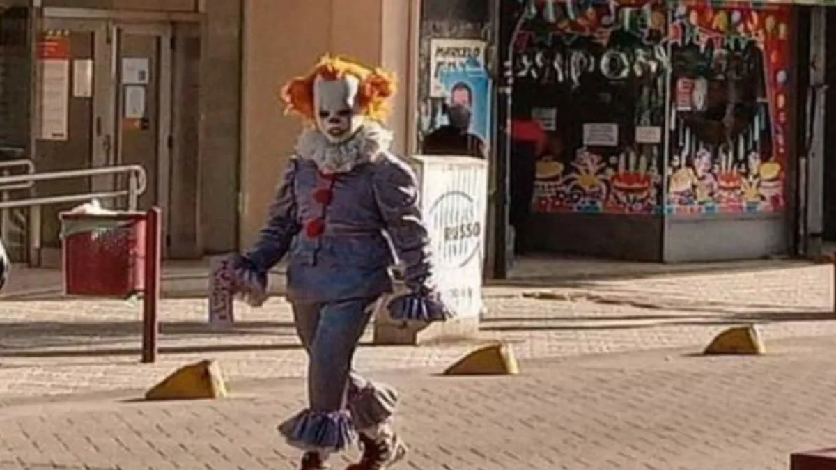 IT llegó a Lanús: terror por la presencia del payaso diabólico que asusta a la gente
