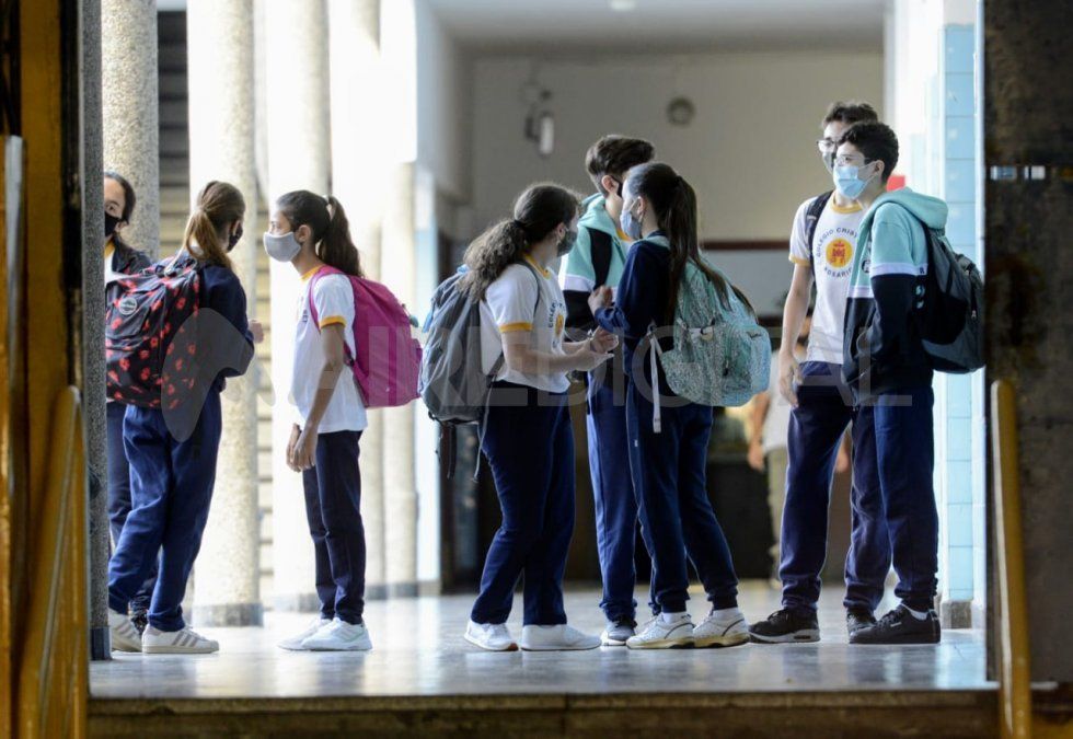 Los estudiantes deben usar el barbijo y conservar la distancia social.