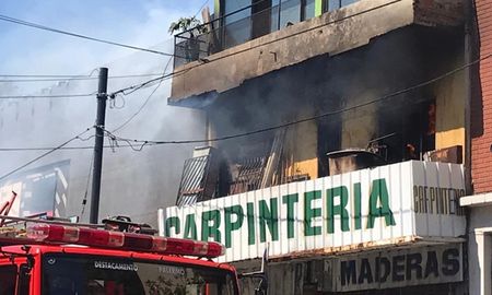 se incendio una carpinteria y rescataron a una familia con un bebe se incendio una carpinteria y rescataron a una familia con un bebe