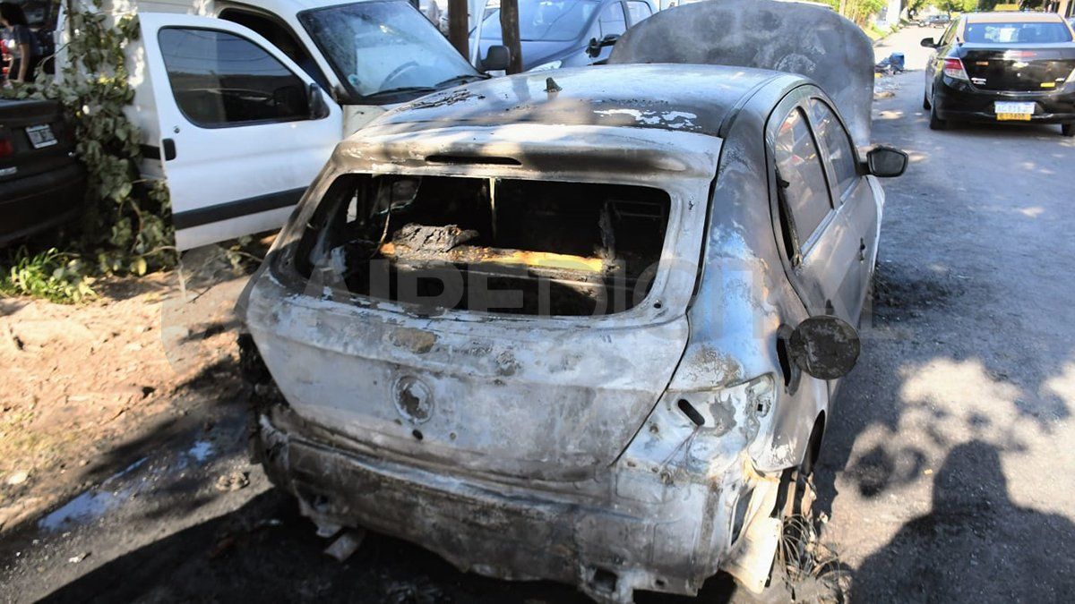 Así quedaron los autos tras la explosión.