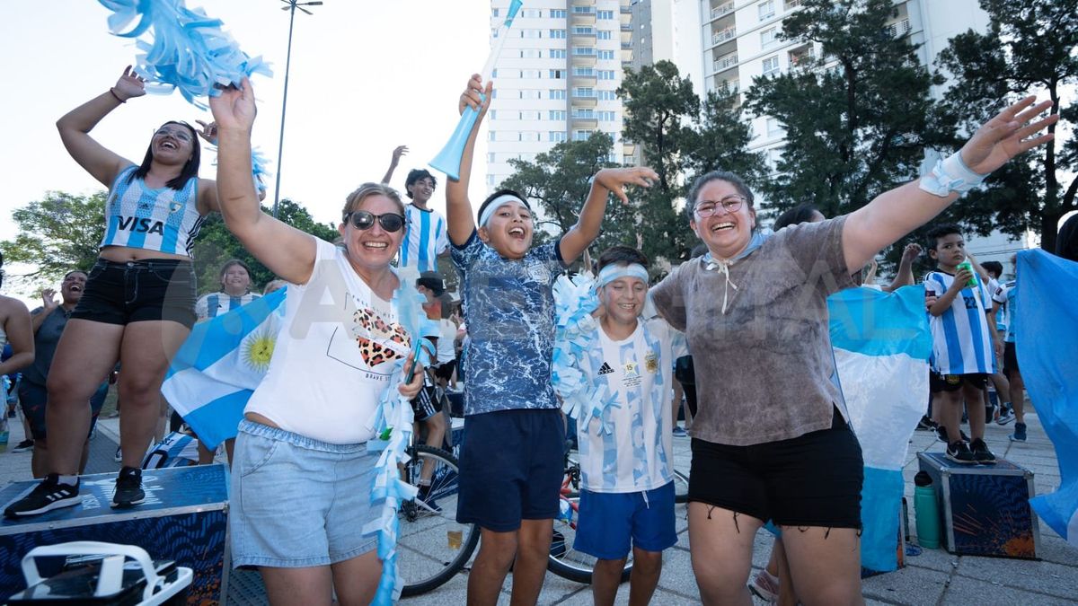 Alegr&iacute;a sin fin: hab&iacute;a decenas de ni&ntilde;os entre los presentes festejando el resultado del partido.