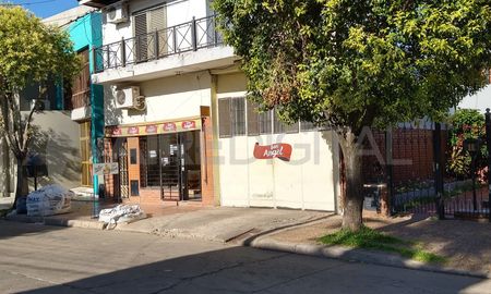 Miguel L., dueño de la distribuidora ubicada en Belgrano 2000 de Santo Tomé, dijo que hay que condecorar la policía. Miguel L., dueño de la distribuidora ubicada en Belgrano 2000 de Santo Tomé, dijo que hay que condecorar la policía.