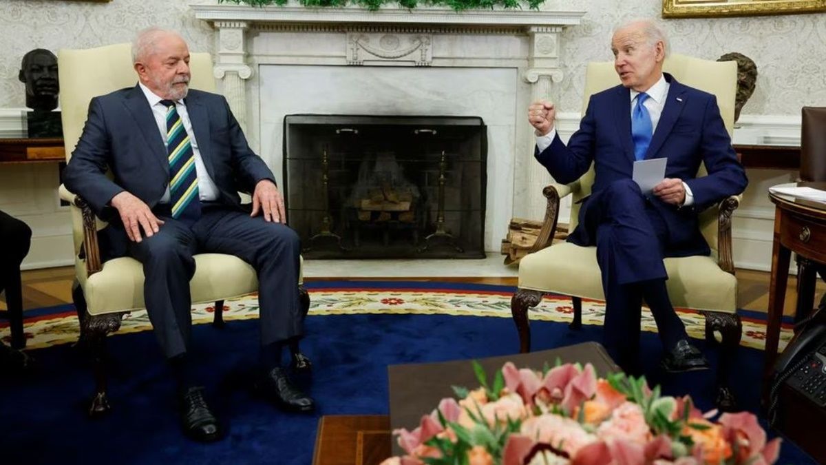 En una breve declaración conjunta en la Casa Blanca, Biden evocó la defensa de la democracia y del Estado de derecho como valores compartidos.