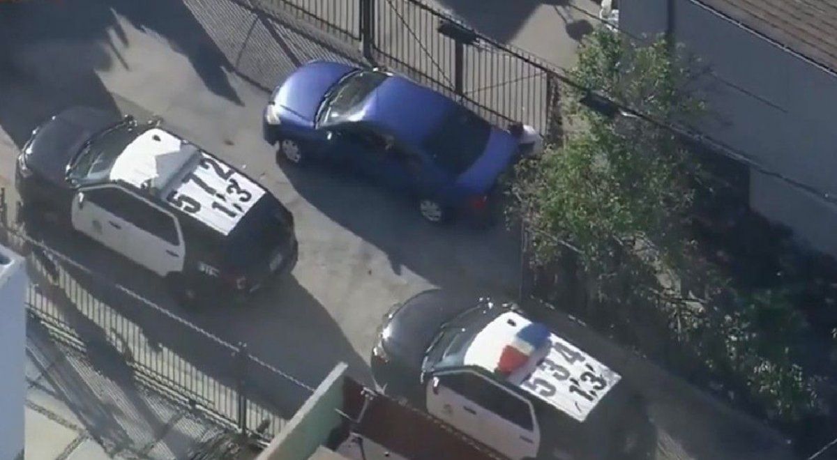 Un delincuente se escondió atrás de un auto para evitar que lo atrape la policía y el video se volvió viral