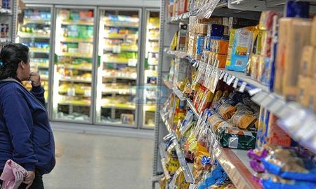 Según el Indec, cuatro de cada diez familias deben recurrir a sus ahorros para afrontar sus gastos. Según el Indec, cuatro de cada diez familias deben recurrir a sus ahorros para afrontar sus gastos.