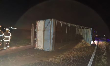 Un camión con acoplado cargado de cereal volcó este domingo en la Ruta Provincial 10, a la altura de la ciudad de Gálvez. Un camión con acoplado cargado de cereal volcó este domingo en la Ruta Provincial 10, a la altura de la ciudad de Gálvez.