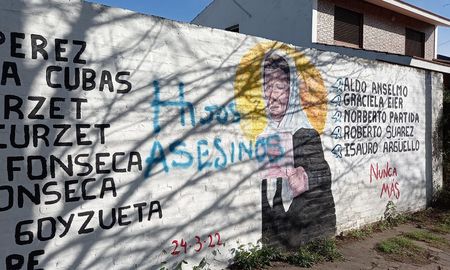 El sábado 6 de agosto, un mural conmemorativo de las víctimas de la última dictadura cívico militar en Argentina en la ciudad de Santo Tomé fue vandalizado. El sábado 6 de agosto, un mural conmemorativo de las víctimas de la última dictadura cívico militar en Argentina en la ciudad de Santo Tomé fue vandalizado.