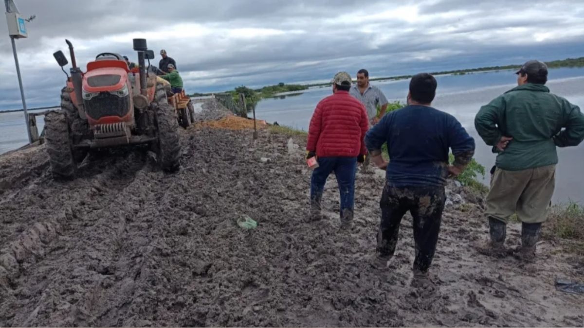 El trabajo de la cuadrilla de la Comuna de Fort&iacute;n Olmos consisti&oacute; en la colocaci&oacute;n de vigas y en el relleno de los socavones con arena.
