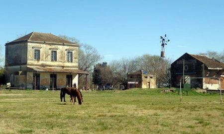Descubrí Azcuénaga, un pequeño pueblo a 100 km de Buenos Aires con paisajes rurales. Descubrí Azcuénaga, un pequeño pueblo a 100 km de Buenos Aires con paisajes rurales.