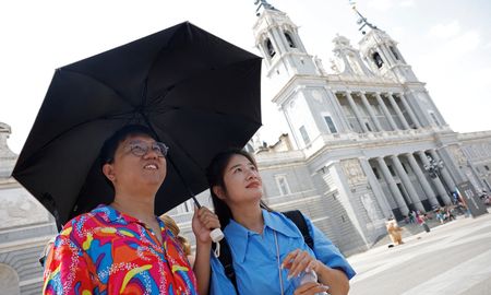 Los turistas hacen cola para entrar al museo del Palacio Real en medio de una ola de calor en Madrid, España, el 17 de julio de 2023. Los turistas hacen cola para entrar al museo del Palacio Real en medio de una ola de calor en Madrid, España, el 17 de julio de 2023.