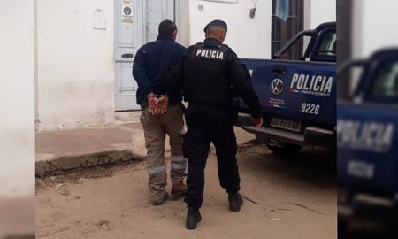 El conductor del vehículo no contaba con los papeles para poder circular. Quedó detenido por resistencia a la autoridad. El conductor del vehículo no contaba con los papeles para poder circular. Quedó detenido por resistencia a la autoridad.
