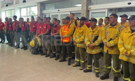Los brigadistas santafesinos fueron recibidos por autoridades gubernamentales en el aeropuerto de Sauce Viejo. Los brigadistas santafesinos fueron recibidos por autoridades gubernamentales en el aeropuerto de Sauce Viejo.