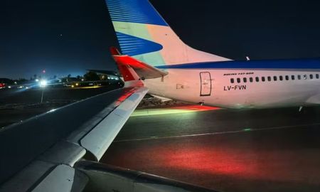 La barra estabilizadora del avión de Aerolíneas Argentinas sufrió daños que impidieron su despegue inmediato hacia la Ciudad de Buenos Aires. La barra estabilizadora del avión de Aerolíneas Argentinas sufrió daños que impidieron su despegue inmediato hacia la Ciudad de Buenos Aires.