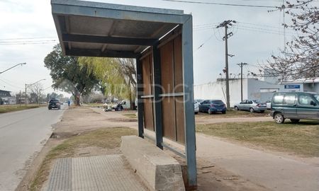 La mujer policía y su cuñado resultaron heridos en la garita donde ella esperaba el colectivo La mujer policía y su cuñado resultaron heridos en la garita donde ella esperaba el colectivo