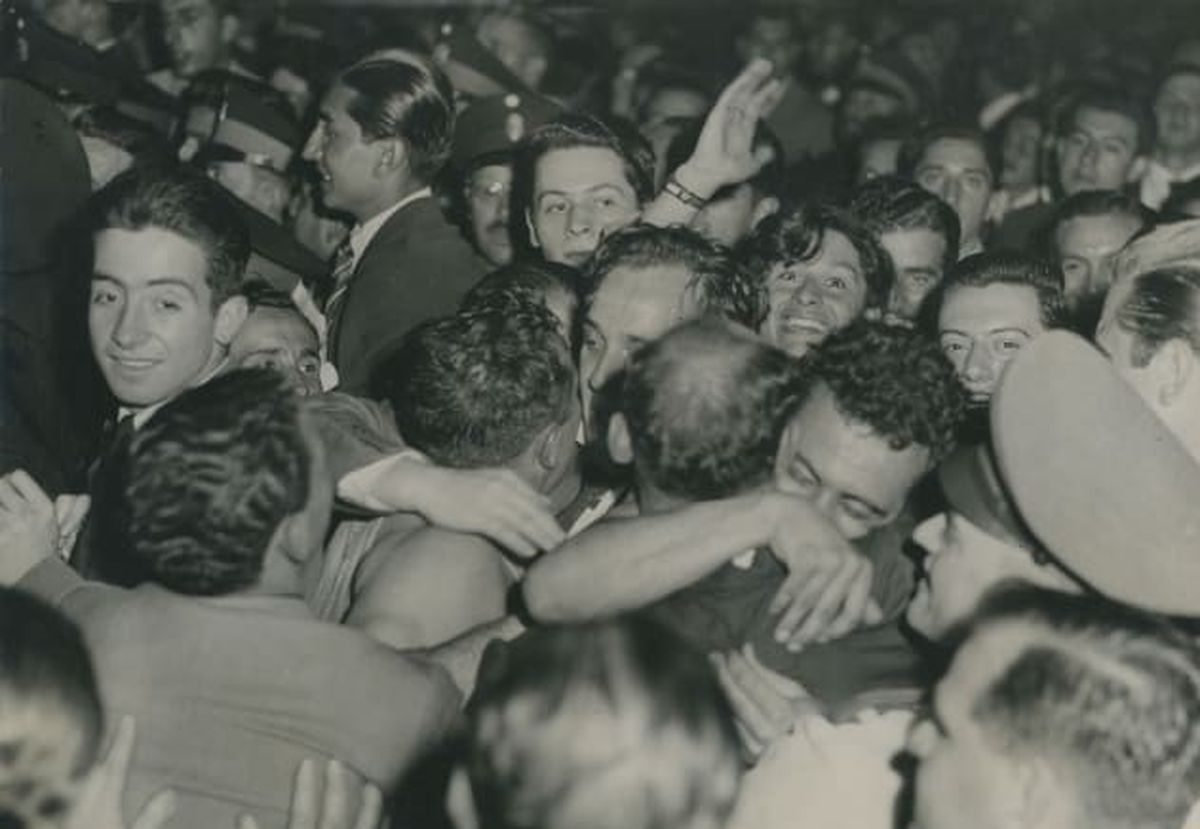 Cuando el suizo Marcel Pfeuti y el italiano Gualtiero Follati, árbitros de la final, marcaron el cierre del partido ante los estadounidenses, el público y familiares de los jugadores invadieron la cancha del Luna Park y se fundieron en interminables abrazos con los flamantes campeones del Mundo. La primera Generación Dorada del básquet nacional, y mejor Selección de este deporte del siglo XX, había entrado en la Historia.