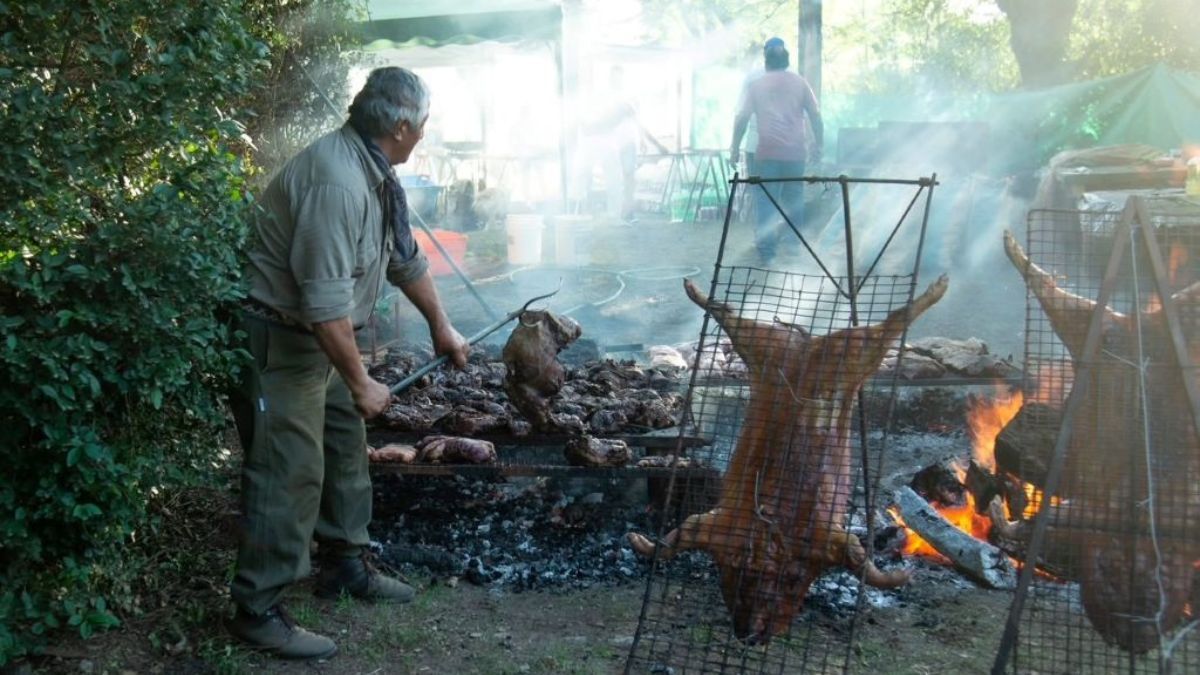 La mayor&iacute;a de los platos que ofrecen los bodegones de Roque P&eacute;rez utilizan materia prima de productores locales, fomentando un circuito econ&oacute;mico circular y sustentable.