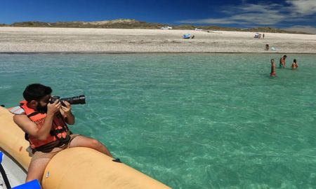 El puerto de San Antonio Este suma el contraste del verano: exportación frutícola y playa en la misma vista. El puerto de San Antonio Este suma el contraste del verano: exportación frutícola y playa en la misma vista.