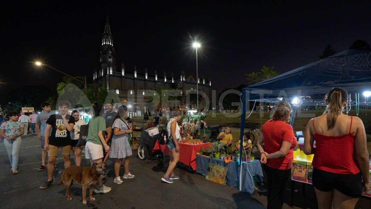 No faltaron los artesanos en la plaza.