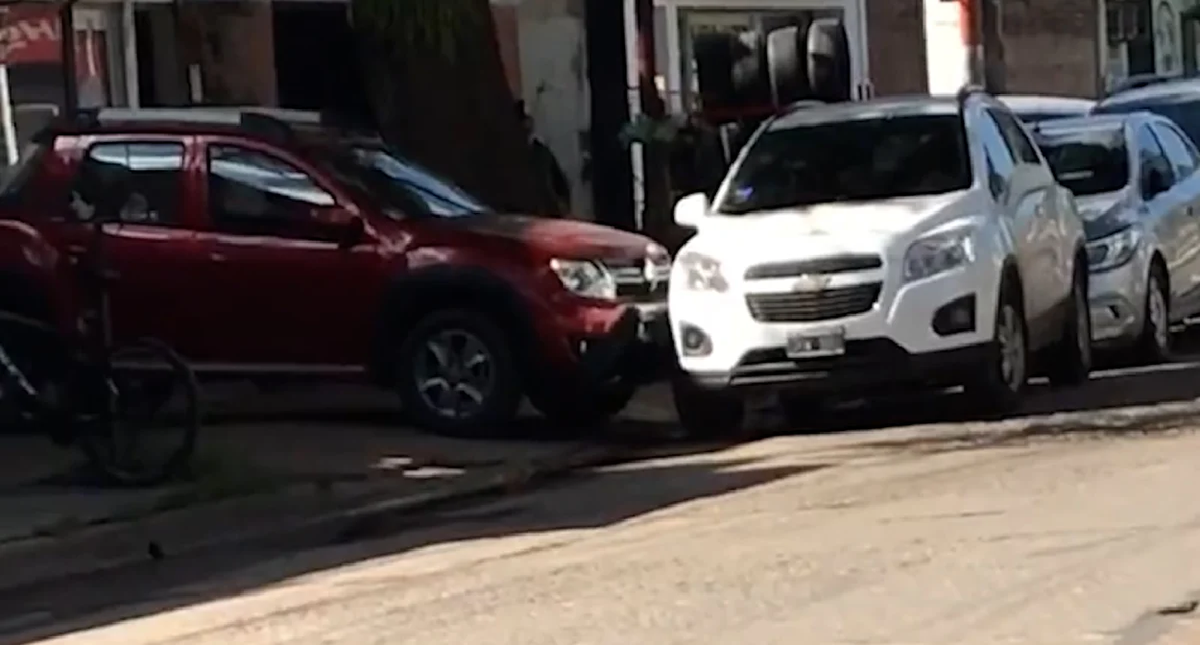 Momento en que el vecino enojado choca múltiples veces al auto mal estacionado