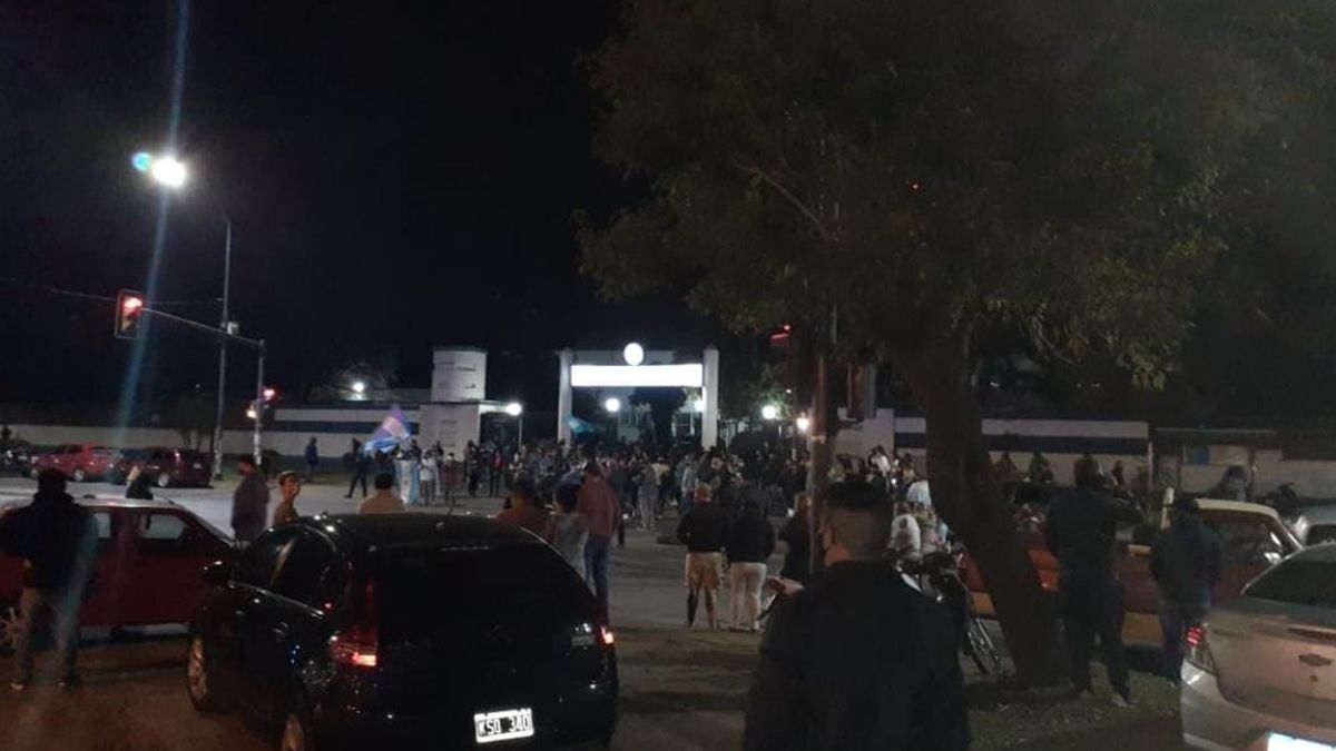 La manifestaci&oacute;n frente a la sede de la Jefatura se extendi&oacute; hasta altas horas de la noche.