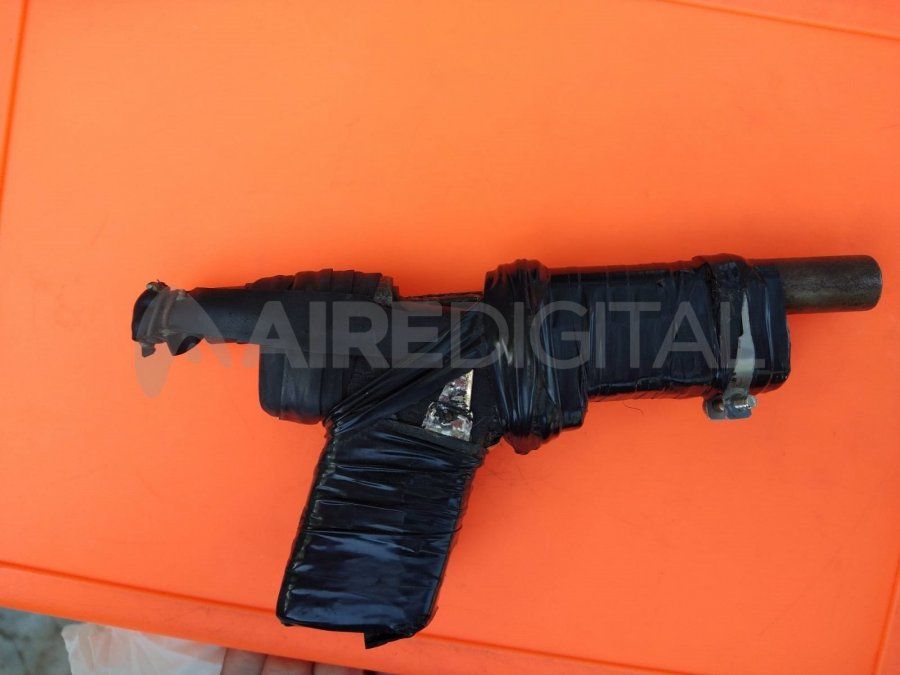 El arma de fabricación casera que se secuestró durante los allanamientos de este sábado en Santo Tomé.