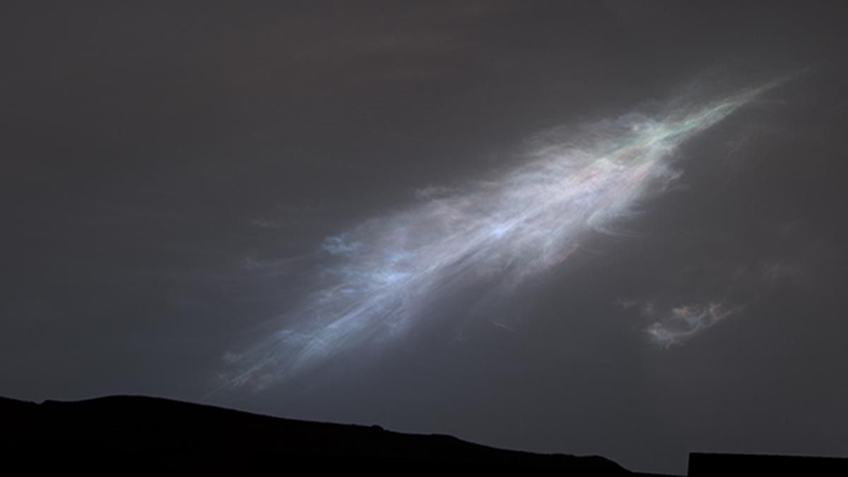 Esta nube iridiscente con forma de pluma fue capturada justo después de la puesta del sol el 27 de enero de 2023, el día marciano número 3724, o sol, de la misión de Curiosity. Estudiar los colores en las nubes iridiscentes proporciona a los científicos información sobre el tamaño de las partículas dentro de las nubes y cómo crecen con el tiempo. 