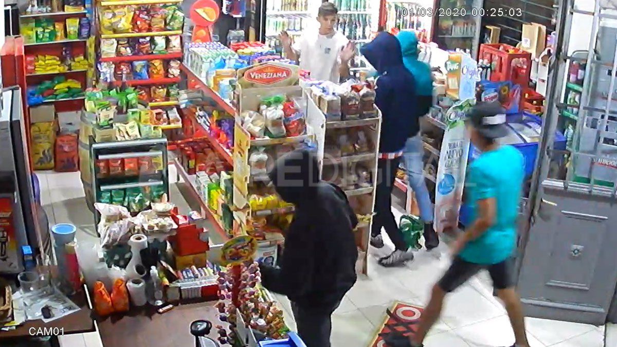 Violento robo piraña en un quiosco de barrio Constituyentes