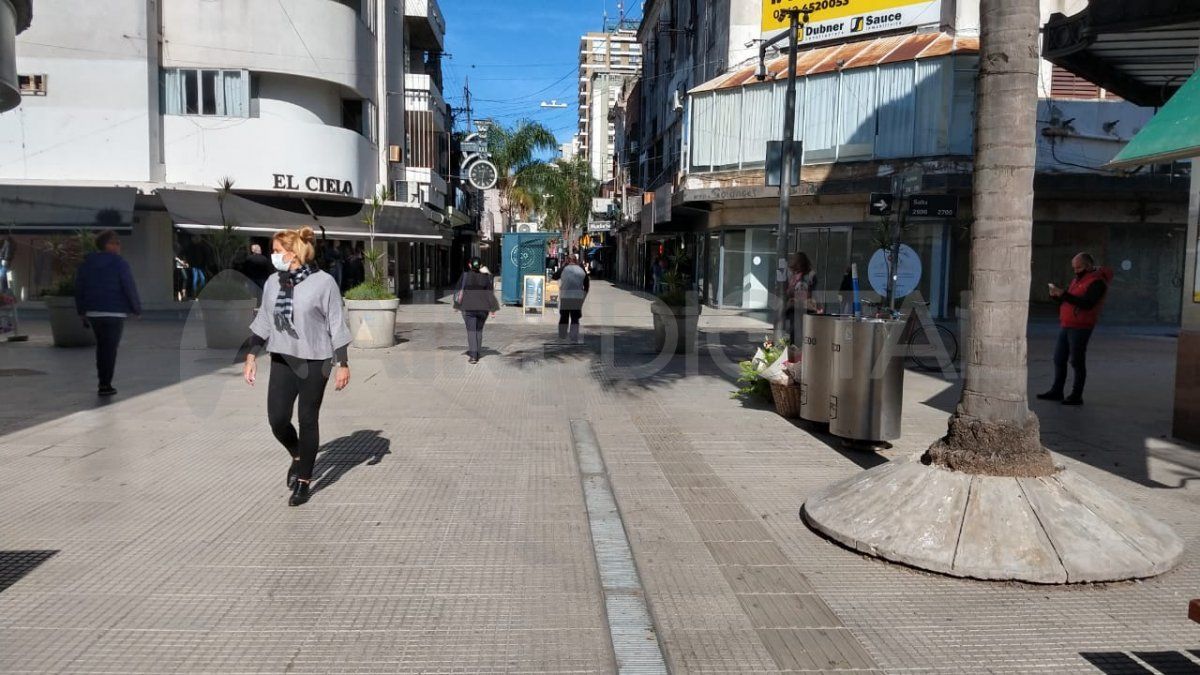 El gobierno provincial analiza flexibilizar algunas de las limitaciones vigentes, pero advierten que están sujetas al avance en la presencialidad escolar en Santa Fe.