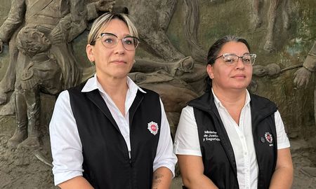 Durante la conferencia de prensa, la comisaria supervisora de la PDI, Zulma Rapela, brindó una serie de recomendaciones para prevenir situaciones de grooming. Durante la conferencia de prensa, la comisaria supervisora de la PDI, Zulma Rapela, brindó una serie de recomendaciones para prevenir situaciones de grooming.