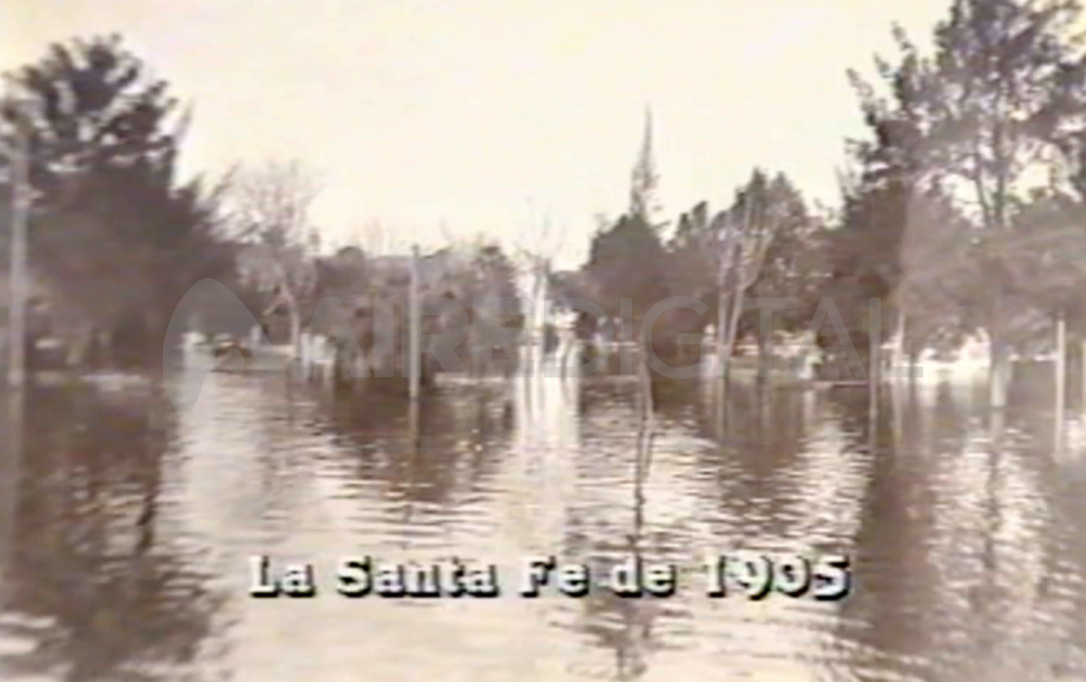 La gran crecida de 1905 inundó la Plaza España en Santa Fe. La gran crecida de 1905 inundó la Plaza España en Santa Fe.