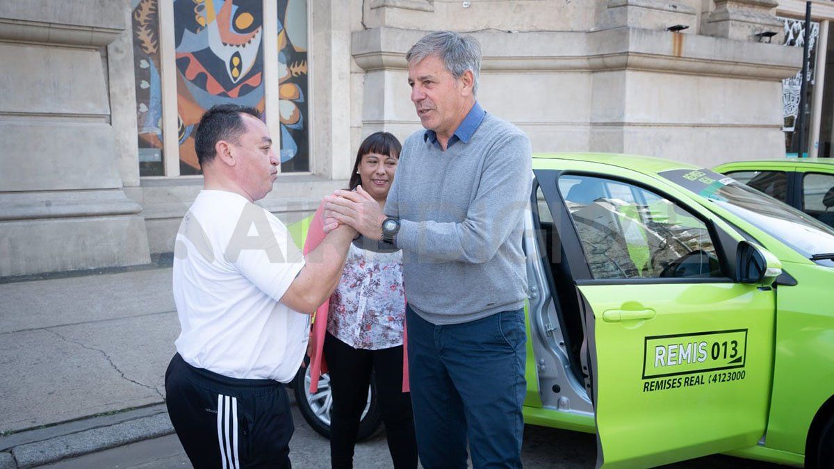 Jatón encabezó la segunda entrega de licencias a taxistas y remiseros.