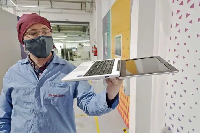 Vuelve un plan para mejorar la conectividad de los chicos que asisten a las escuelas.