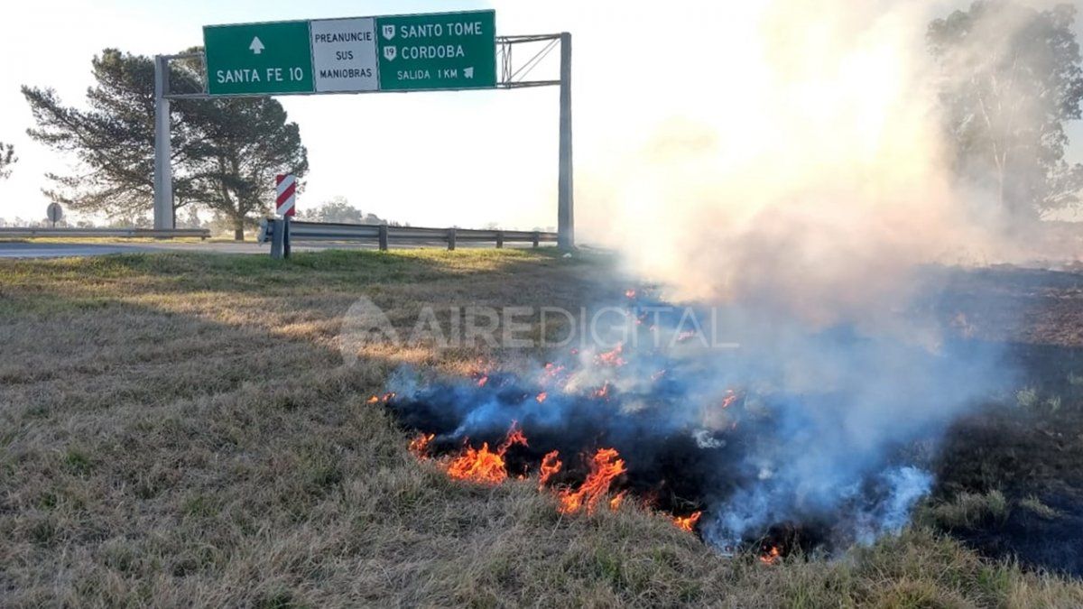 Un incendio se produce en la vera de la autopista Santa Fe - Rosario