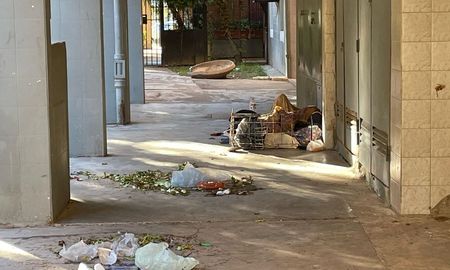 Crece la preocupación de vecinos de barrio Las Flores II por el aumento de personas en situación de calle, que duermen en las torres. Crece la preocupación de vecinos de barrio Las Flores II por el aumento de personas en situación de calle, que duermen en las torres.
