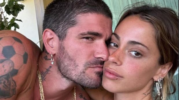 El futbolista compartió fotos de sus últimas vacaciones para ilustrar el mensaje de amor hacia su novia.