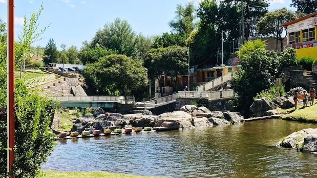 El Salto Colorado debe su nombre a la pigmentación de las rocas y a la fuerza del torrente, cuyo sonido característico inspiró el nombre de la localidad hace más de 80 años.
