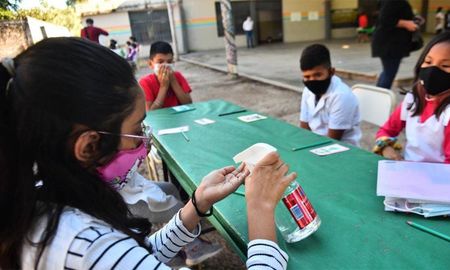 Algunas escuelas públicas de Córdoba abrieron sus puertas y comenzaron las clases en el marco de un programa de revinculación en el contexto de pandemia. Algunas escuelas públicas de Córdoba abrieron sus puertas y comenzaron las clases en el marco de un programa de revinculación en el contexto de pandemia.
