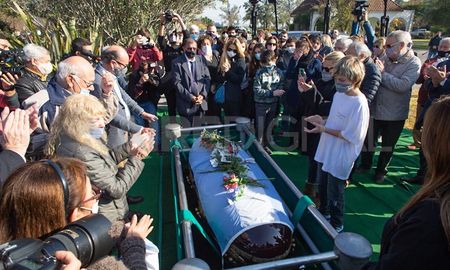 Con aplausos. Así despidieron los restos de Carlos Reutemann sus familiares, amigos y allegados. Con aplausos. Así despidieron los restos de Carlos Reutemann sus familiares, amigos y allegados.