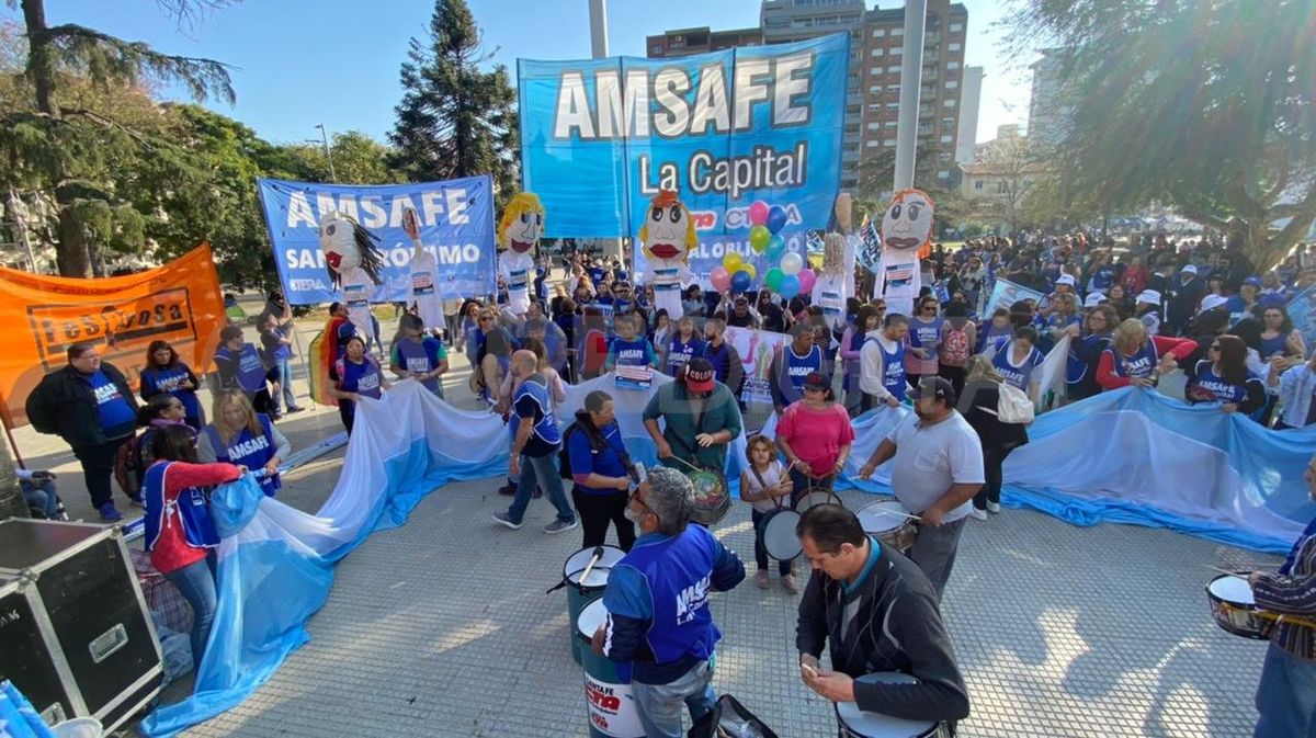 Si bien la Provincia ya liquidó los sueldos correspondientes a agosto, se prevé que los días no trabajados se descuenten con los haberes de septiembre.