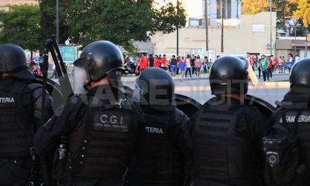 Fuertes incidentes entre hinchas de Unión y la Policía después del partido ante Sarmiento: 18 detenidos Fuertes incidentes entre hinchas de Unión y la Policía después del partido ante Sarmiento: 18 detenidos