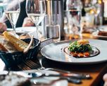 comio y dejo 10.000 dolares de propina para los empleados del restaurante que cerro comio y dejo 10.000 dolares de propina para los empleados del restaurante que cerro