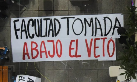 Más de diez universidades en todo el país fueron tomadas en repudio al veto de la ley de Financiamiento Universitario Más de diez universidades en todo el país fueron tomadas en repudio al veto de la ley de Financiamiento Universitario