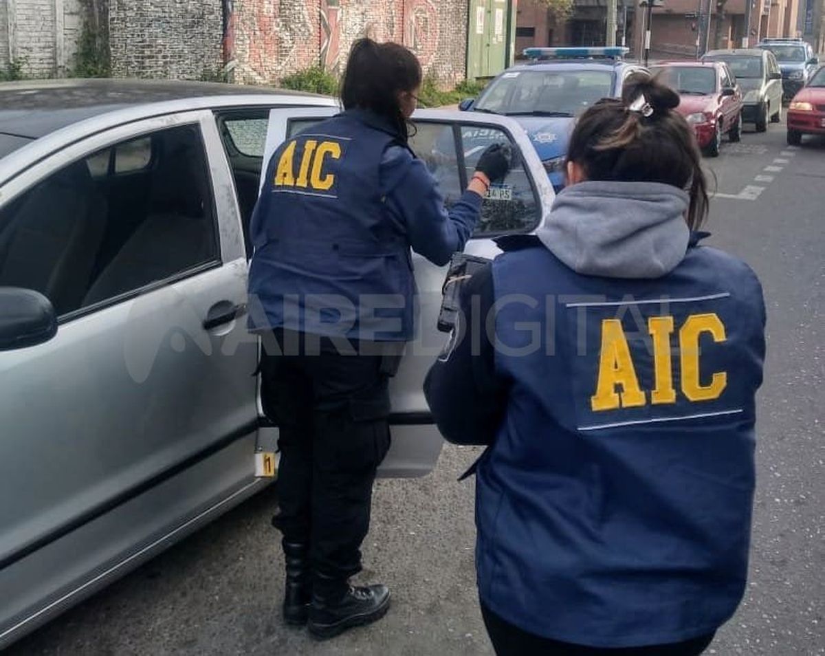 Personal de la Agencia de Investigación Criminal peritó el vehículo que conducía la mujer asesinada.