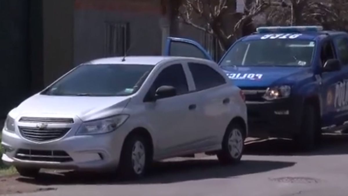 La Policía encontró el vehículo de los delincuentes abandonado a unas seis cuadras de la estación de servicio. La Policía encontró el vehículo de los delincuentes abandonado a unas seis cuadras de la estación de servicio.