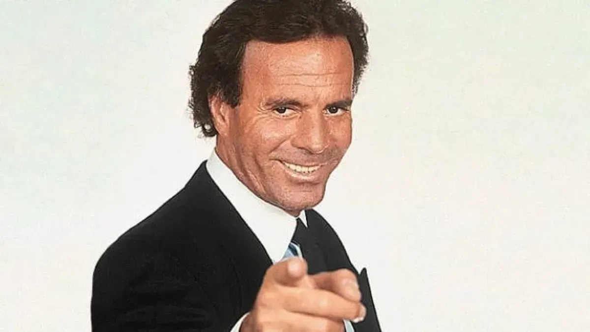 Julio Iglesias, es un cantante, compositor, músico, productor, exfutbolista, abogado y empresario español nacionalizado estadounidense.Es acreditado como el artista latino más exitoso de la historia.