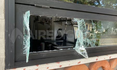 Los delincuentes rompieron una ventana para lograr ingresar. Los delincuentes rompieron una ventana para lograr ingresar.