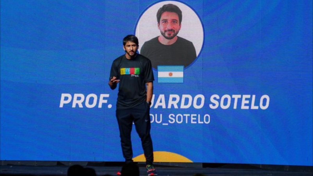 Sotelo explica que hay dos patrones que son importantes para comprender a una persona autista: por un lado, la dificultad en la interacción y la comunicación; por otro, las conductas repetitivas y los intereses restringidos. Sotelo explica que hay dos patrones que son importantes para comprender a una persona autista: por un lado, la dificultad en la interacción y la comunicación; por otro, las conductas repetitivas y los intereses restringidos.