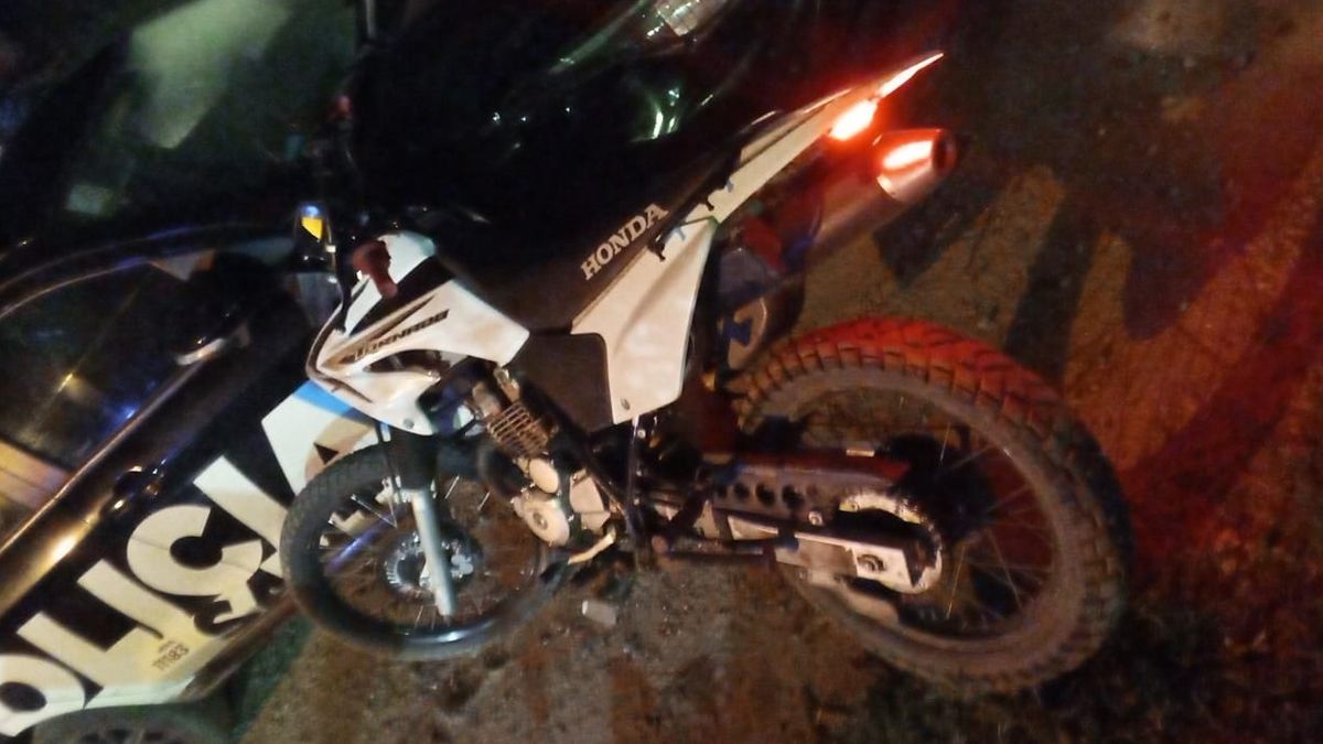 La moto en la que circulaba el hombre buscado por la Justicia.&nbsp;