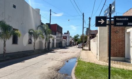 El bache está sobre el Pasaje Maipú entre Francia y Saavedra El bache está sobre el Pasaje Maipú entre Francia y Saavedra