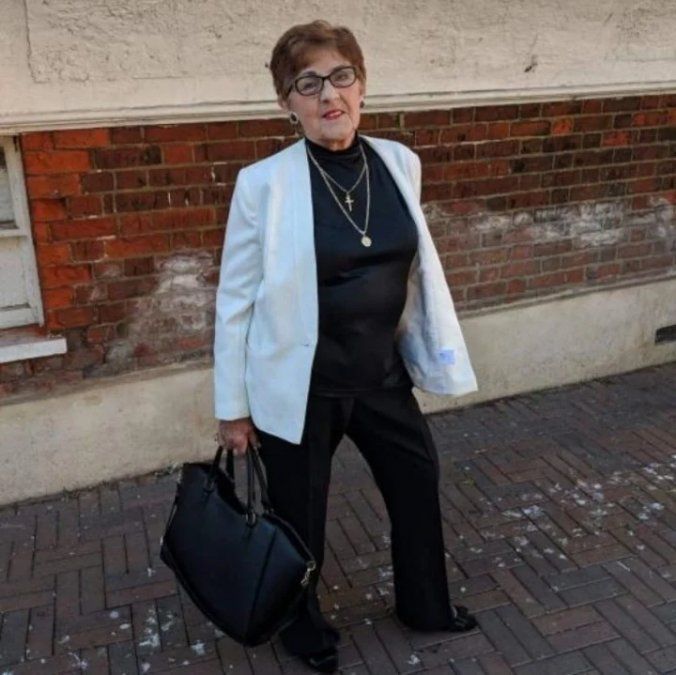 Trina, de 82 años, le preparó el perfil a su nieto que no tiene novia desde hace dos años (Facebook / Trina Lazarus).